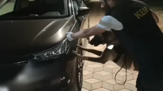 Aracın motor kısmına 5 kilo uyuşturucu sakladılar