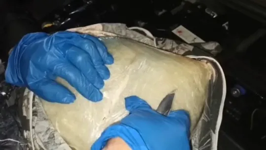 Aracın motor kısmına 5 kilo uyuşturucu sakladılar