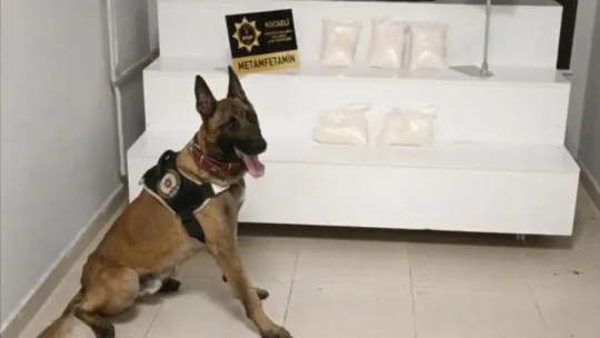 Aracın motor kısmına 5 kilo uyuşturucu sakladılar