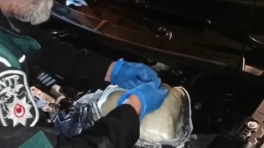Aracın motor kısmına 5 kilo uyuşturucu sakladılar