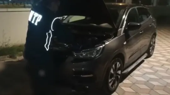 Aracın motor kısmına 5 kilo uyuşturucu sakladılar