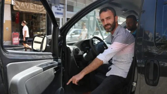 Aracında bulduğu altın dolu poşeti polise teslim etti!