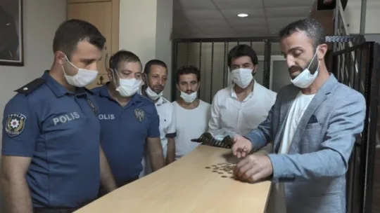 Aracında bulduğu altın dolu poşeti polise teslim etti!