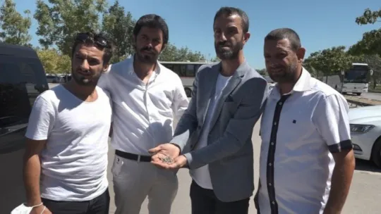 Aracında bulduğu altın dolu poşeti polise teslim etti!