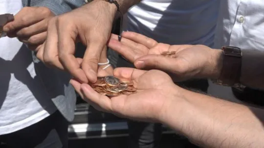 Aracında bulduğu altın dolu poşeti polise teslim etti!