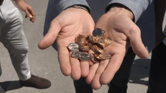 Aracında bulduğu altın dolu poşeti polise teslim etti!