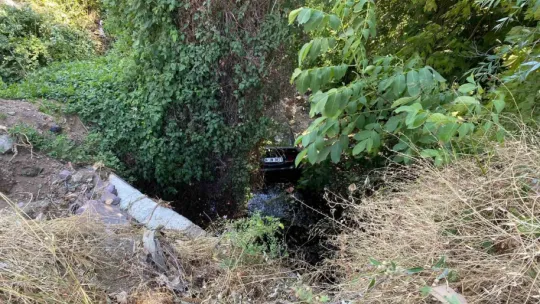 Aracını park etmek isterken 7 metrelik kanala düştü