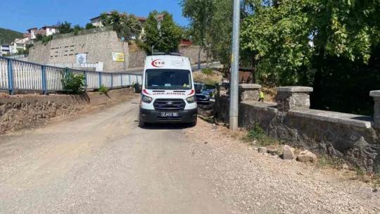 Aracını park etmek isterken 7 metrelik kanala düştü