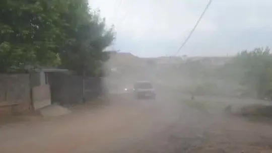 Araçların oluşturduğu tozdan bıkan mahalleli yolu kapattı