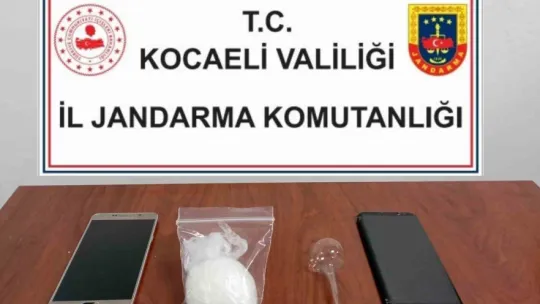 Araçlarında uyuşturucu bulunan 3 şüpheliye gözaltı