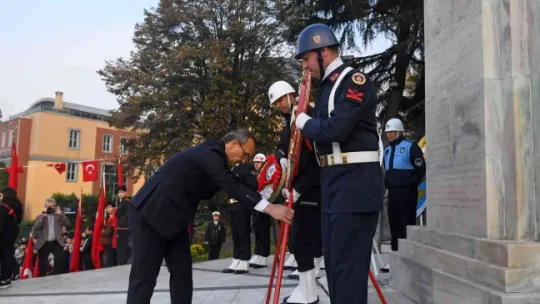 Araçlarından inip Ata'ya saygı duruşunda bulundular
