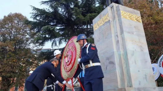 Araçlarından inip Ata'ya saygı duruşunda bulundular