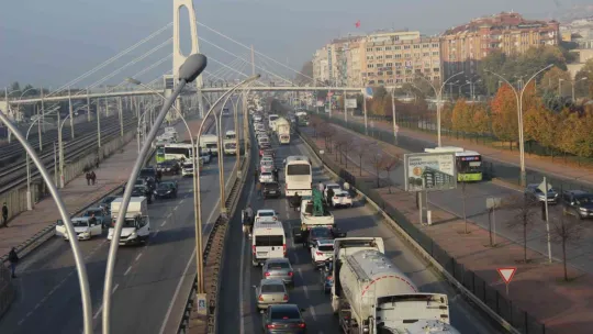 Araçlarından inip Ata'ya saygı duruşunda bulundular