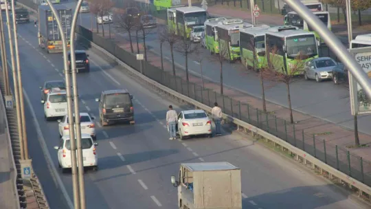 Araçlarından inip Ata'ya saygı duruşunda bulundular