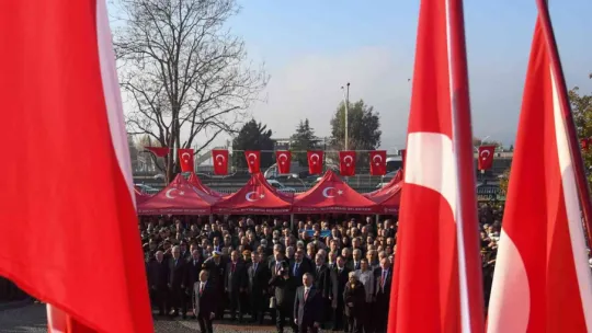 Araçlarından inip Ata'ya saygı duruşunda bulundular