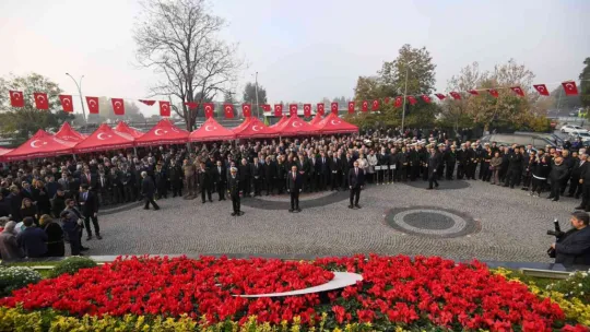 Araçlarından inip Ata'ya saygı duruşunda bulundular