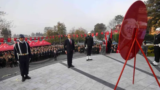 Araçlarından inip Ata'ya saygı duruşunda bulundular