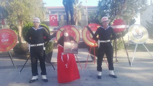 Araçlarından inip Ata'ya saygı duruşunda bulundular