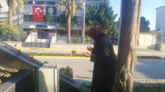 Araçlarından inip Ata'ya saygı duruşunda bulundular