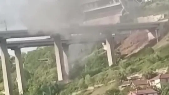 Araçta başlayan yangın ağaçlık alana sıçradı