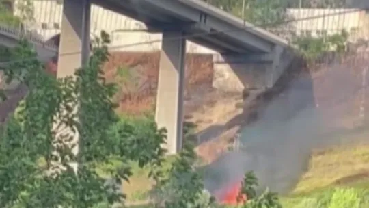 Araçta başlayan yangın ağaçlık alana sıçradı