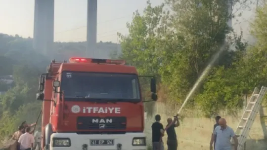 Araçta başlayan yangın ağaçlık alana sıçradı