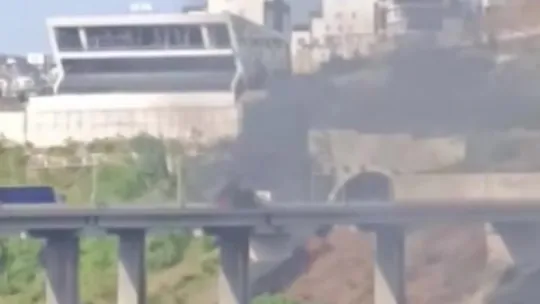Araçta başlayan yangın ağaçlık alana sıçradı