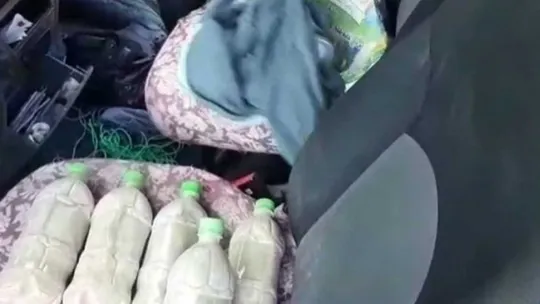 Araçtaki pet şişelerin içinden esrar çıktı