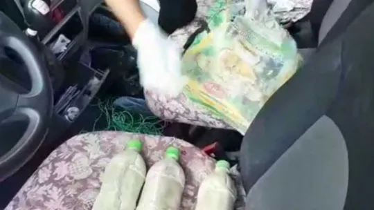 Araçtaki pet şişelerin içinden esrar çıktı
