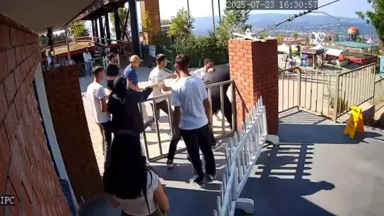 Arap turistten 4 fotoğraf için 2 bin 400 TL istediler, şoför karşı çıkınca burnunu kırdılar