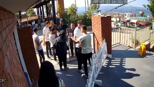 Arap turistten 4 fotoğraf için 2 bin 400 TL istediler, şoför karşı çıkınca burnunu kırdılar