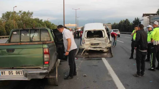 Arıza yapan kamyon zincirleme kazaya sebep oldu