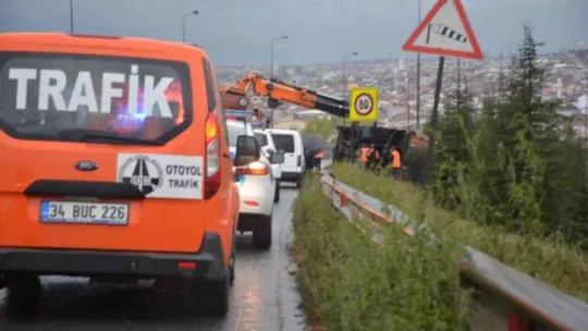 Arızalanan aracı yolcularla birlikte taşıyan çekici TEM'de devrildi!