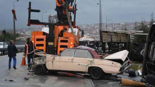 Arızalanan aracı yolcularla birlikte taşıyan çekici TEM'de devrildi!