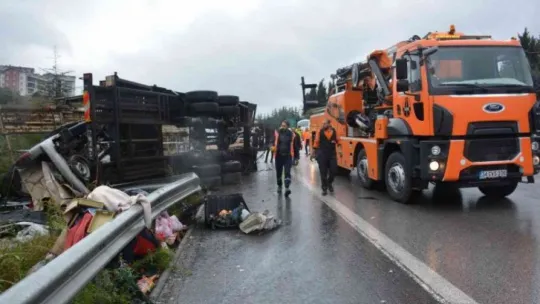Arızalanan aracı yolcularla birlikte taşıyan çekici TEM'de devrildi!