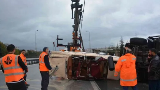 Arızalanan aracı yolcularla birlikte taşıyan çekici TEM'de devrildi!