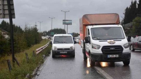 Arızalanan aracı yolcularla birlikte taşıyan çekici TEM'de devrildi!