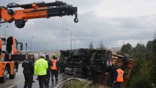 Arızalanan aracı yolcularla birlikte taşıyan çekici TEM'de devrildi!