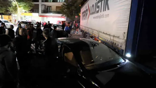 Arızalanan tır caddeye daldı, ortalık savaş alanına döndü