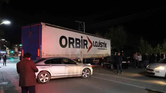 Arızalanan tır caddeye daldı, ortalık savaş alanına döndü