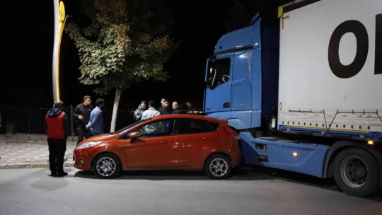 Arızalanan tır caddeye daldı, ortalık savaş alanına döndü