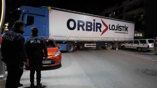 Arızalanan tır caddeye daldı, ortalık savaş alanına döndü