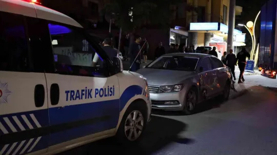 Arızalanan tır caddeye daldı, ortalık savaş alanına döndü