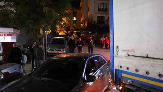 Arızalanan tır caddeye daldı, ortalık savaş alanına döndü