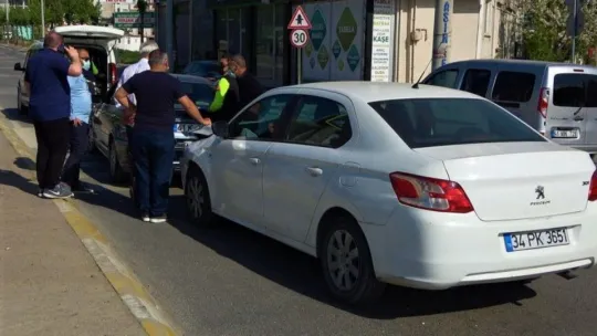 Arka arkaya giden iki otomobil çarpıştı: 1 yaralı