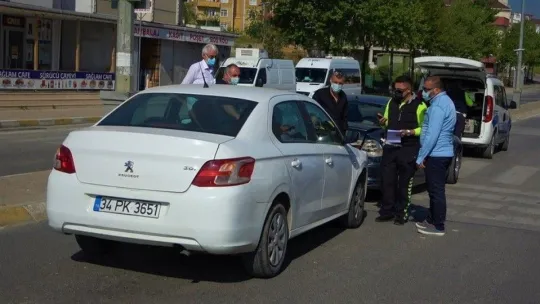 Arka arkaya giden iki otomobil çarpıştı: 1 yaralı