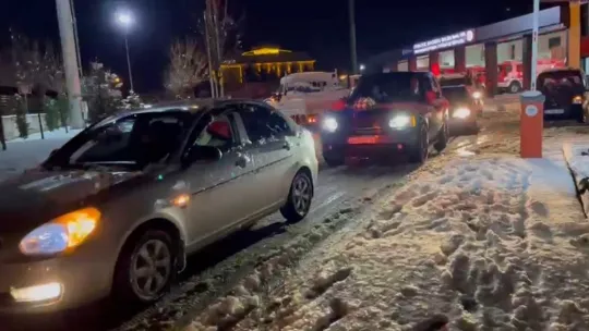 Arkadaşları düğününe gelemeyince, kendisi görev yerine gitti