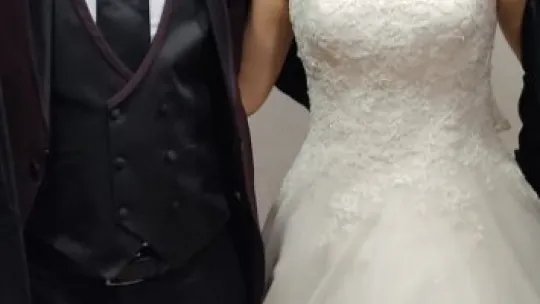 Arkadaşları düğününe gelemeyince, kendisi görev yerine gitti