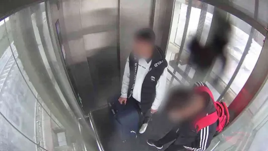 Asansörde 'Bu kadar da olmaz' dedirten görüntü