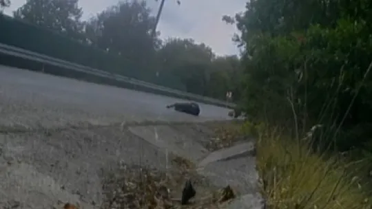 Asfalttaki yarık yüzünden ölümden döndü